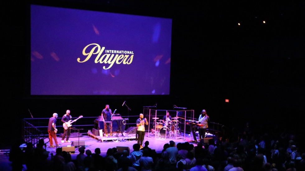 Chachi Carvalho and his band on stage.